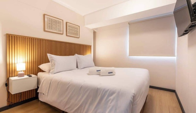 Geko | Striking 1BR w/Balcony near Costa Verde