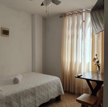 Habitación privada cómoda con WiFi y escritorio in Lima