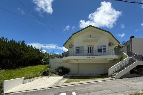 Hale Luana in Onna