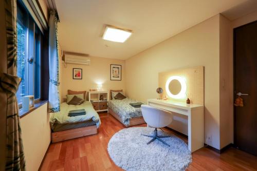 Hanegi Park Dog Lover Home Stay - near Shimokitazawa, 10 min to Shibuya下北沢 渋谷至近 羽根木公園前の邸宅犬好きな方ホームステイ in Tokyo