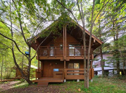 HARUNA CABIN 森の中のログハウス 、広々ウッドデッキでBBQ、公園散策、北軽井沢観光