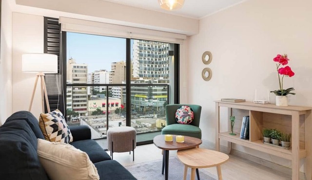 High-Floor 2BR/2BA · A/C & View · Miraflores