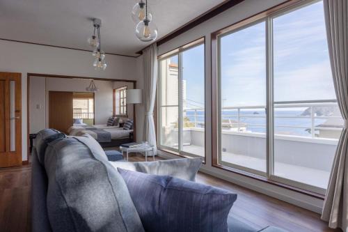 Hilltop Villa Retreat with Views of Ito Orange Beach & Private In-Home Onsen and Free 2-Car Parking, Huno's Hale at Ito