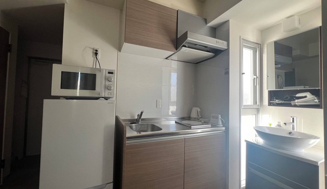 Ideal for travel, a clean studio with excellent access.
