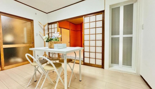 Japanese Western 2 Bedroom - 5 Min from Teradacho Station - Sleeps 5