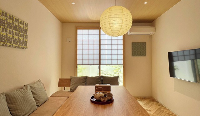 KawaKawa 2-minute walk from Kiyomizu Gojo Station, Kyoto, near Kiyomizu Temple and Kamo River, accommodates up to 6 people, luggage storage available, modern Japanese-style villa, close to famous sightseeing spots, travel with family and friends in 京都市東山区問屋町通五条下る三丁目東橘町