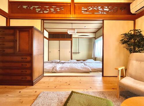 Kumano Casa Just a 4-minute walk from Kii-Tanabe Station, your private, fully detached rental house on a tranquil property is the perfect base for exploring Tanabe City and Shirahama, from the gateway to the Kumano Kodo!