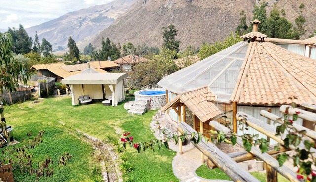 Lodge in the Sacred Valley, Sauna, Hot Tub, Views of the Waterfall, Mountains, and the River.
