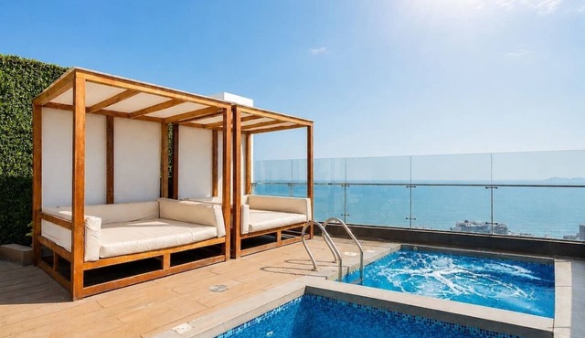 Luxe Smart 1BR Apt Rooftop Pool, Gym & AC