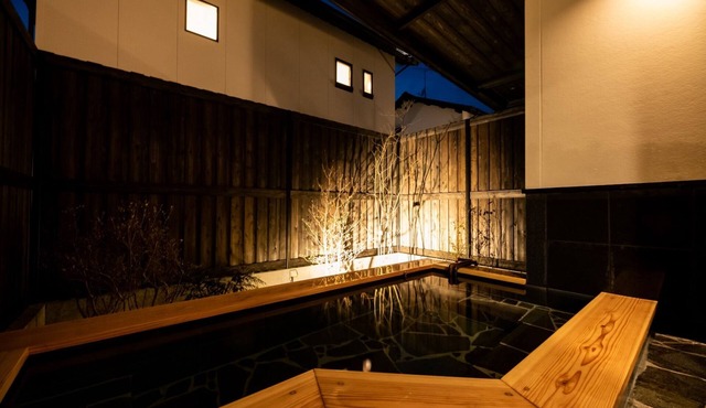 Mai Close to Kinrinko and Yunotsubo street/Yufu Ōita