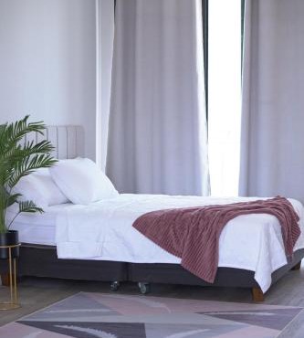 Modern and cozy apartment with a queen size bed