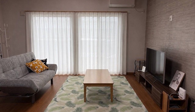 NEW OPEN/Entire House Rental/2-minute walk from the Bus Stop for Buses to Bushozan Station and the Airport/Accommodates up to 10 guests/Parking for 5 cars/Family-friendly and suitable for large groups in 高松市