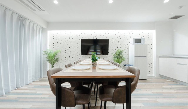 Nihonbashi, 63 m², 1-minute walk from the station, 3 bedrooms + 1 sofa bed, accommodates up to 7 guests, and conveniently equipped with a dryer! in 大阪市