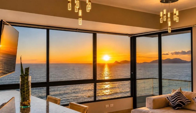 Oceanfront 3BR Apartment 15 Minutes to the Airport, Fast WiFi, Pool, Gym, Sauna and Free Parking