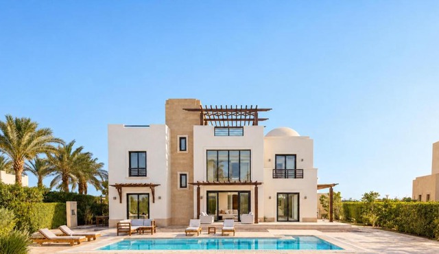 Ollystays Luxury 4BR, Heated Pool Villa, Ancient Sands! Kite Surfing Haven in Hurghada