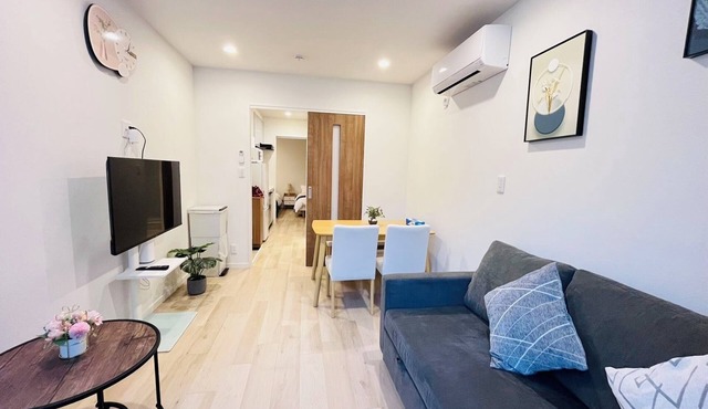 One minute from Minowa Station, five minutes to Ueno Station on the Hibiya Line, two stations. Convenient living facilities around. in 台東区