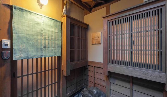 Quiet Gion Machiya:Private Tea Room&Matcha Experience.Illuminated Courtyard Bath in 京都市