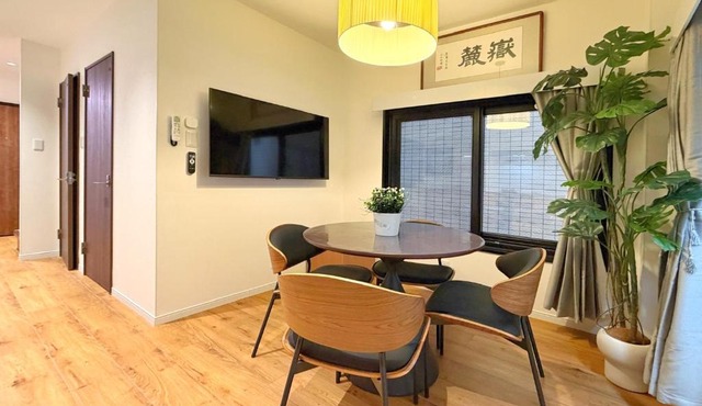 ROKU GRKU2 Newly Renovated Japanese-Modern Duplex, 3 Bedrooms, 2 King Beds and 3 Single Beds, 2 Showers and 2 Toilets, 5 Min to Iriya, Sleeps 7hs