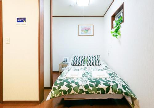 Shalom 鶴橋 市中心地铁口徒步10秒可到民宿 地铁6分钟直达难波 大阪3条地铁交汇处 30分钟直达奈良 in Osaka