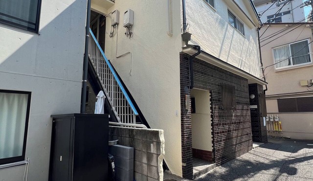 The facility is about an 8-minute walk from JR Takadanobaba Station. By R train, it is 5 minutes to Shinjuku Station, 11 minutes to Shibuya Station, and about 28 minutes to Tokyo Station.