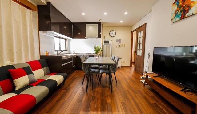 Three minutes walk to subway Direct to the airport Umeda business district