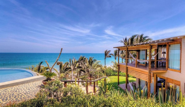 w*| Beachfront 4BR House with Pool in Mancora
