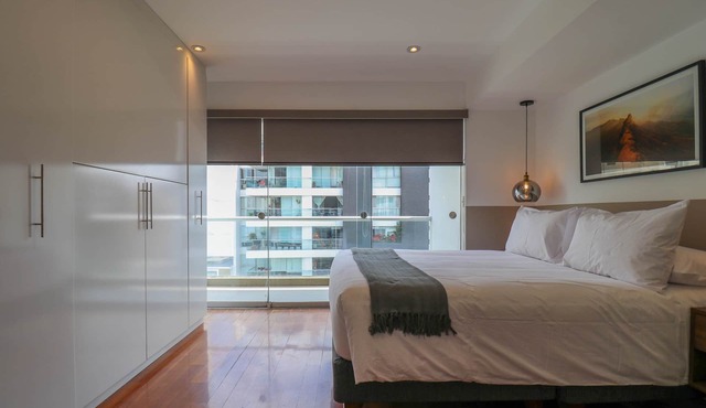 w Deluxe 3BR Duplex w Balcony in Miraflores