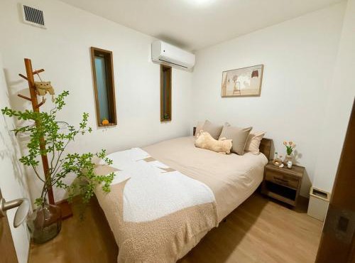 Walking distance to Osaka Castle Park Located in Osaka's residential area 3-5 minutes on foot to the station Direct access to Shinsaibashi and Tsūtenkaku 2 toilet and 2 bathrooms in Osaka