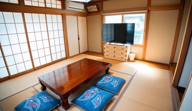 Within Walking Distance of Matsumoto Station & a Large Shopping Center · Entire House Rental with Free Parking | Base in Kamikochi and Hakuba · Accommodates Up to 8 Guests in 松本市
