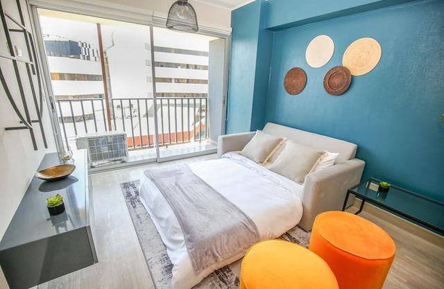 Trendy Host Black - San Isidro in Lima
