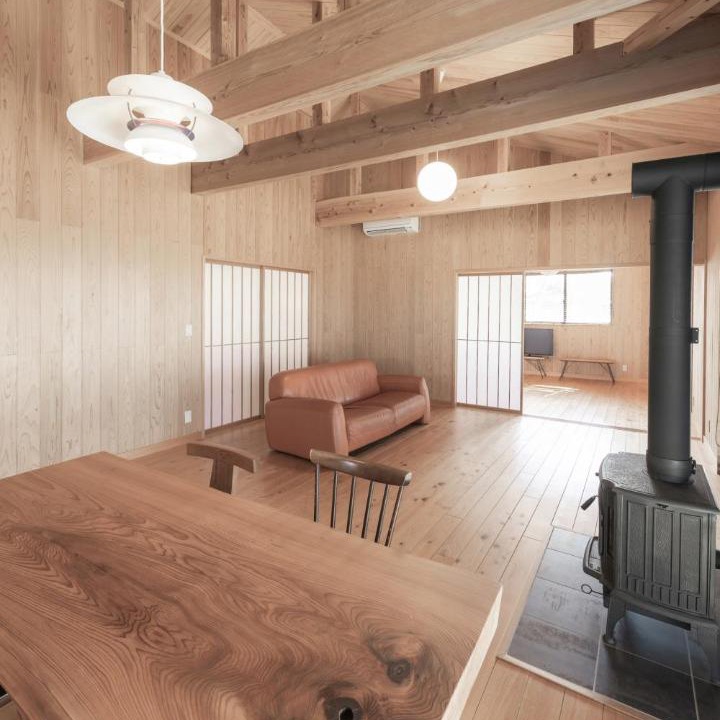 Kyushu House | Amakusa Retreat House,天草リトリートハウス大きな窓から海を一望,静かな港の前に建つ自然素材の貸別荘