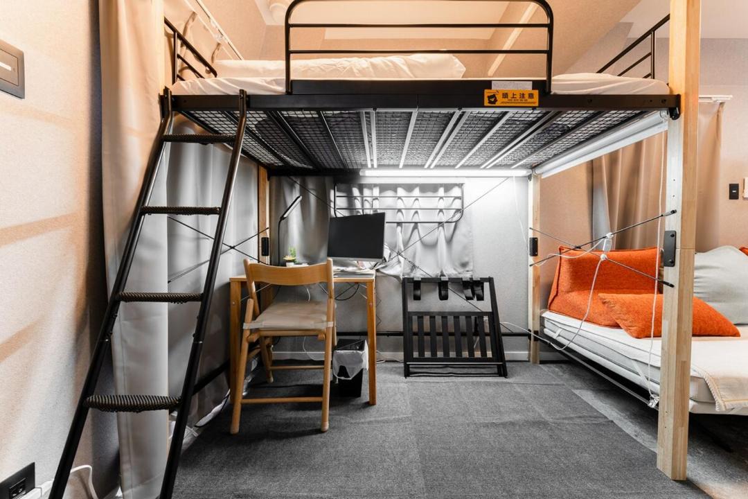 Shinbashi Apartment | SHINBASHI Station A major hub station ideal for Tokyo sightseeing Numerous restaurants and eateries surround the station Enjoy your stay on the top floor of the building without worrying about noise Elevator available