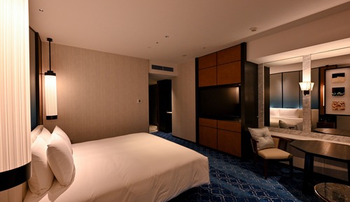 Premier Club Wide King, Non Smoking (w/ Club Lounge Access, Additional children fee)