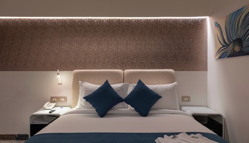Premium Room, 1 King Bed, Pool View