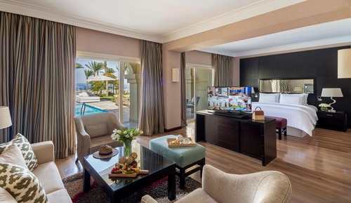 Swim-Up Suite