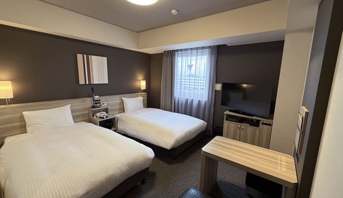 Twin Room, Smoking