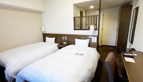 Twin Room, Smoking