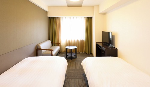 Twin Room, Smoking