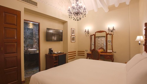 Deluxe Room view of the corridor 1 King Bed
