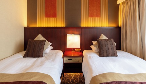 Twin Room, Smoking