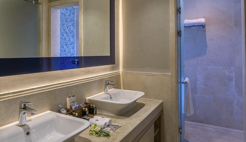 Lagoon Deluxe Suite King Bed Sea View