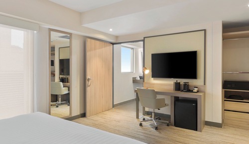 1 King Bed Standard Accesible
