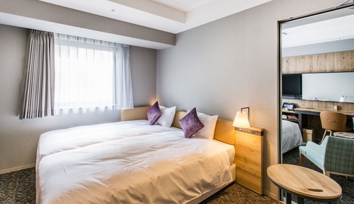 Non-smoking connect (2 moderate Twin Rooms with separate bath/toilet)