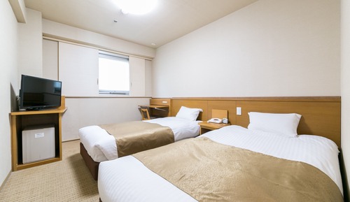 Twin Room, Smoking