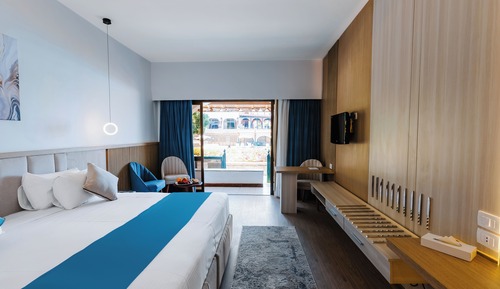 Room, Pool View