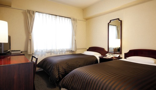 Twin Room, Smoking