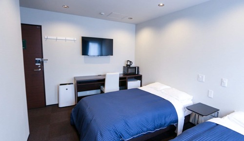 Twin Room, Smoking