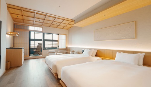 [Includes a semi-open-air hot spring bath] Japanese-Western Twin Room (41 sqm)