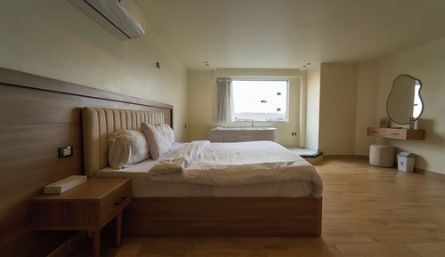 Deluxe Suite with Jacuzzi with Panoramic Pyramids View
