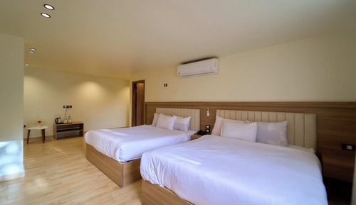 Panoramic Quadruple Room with Pyramids View